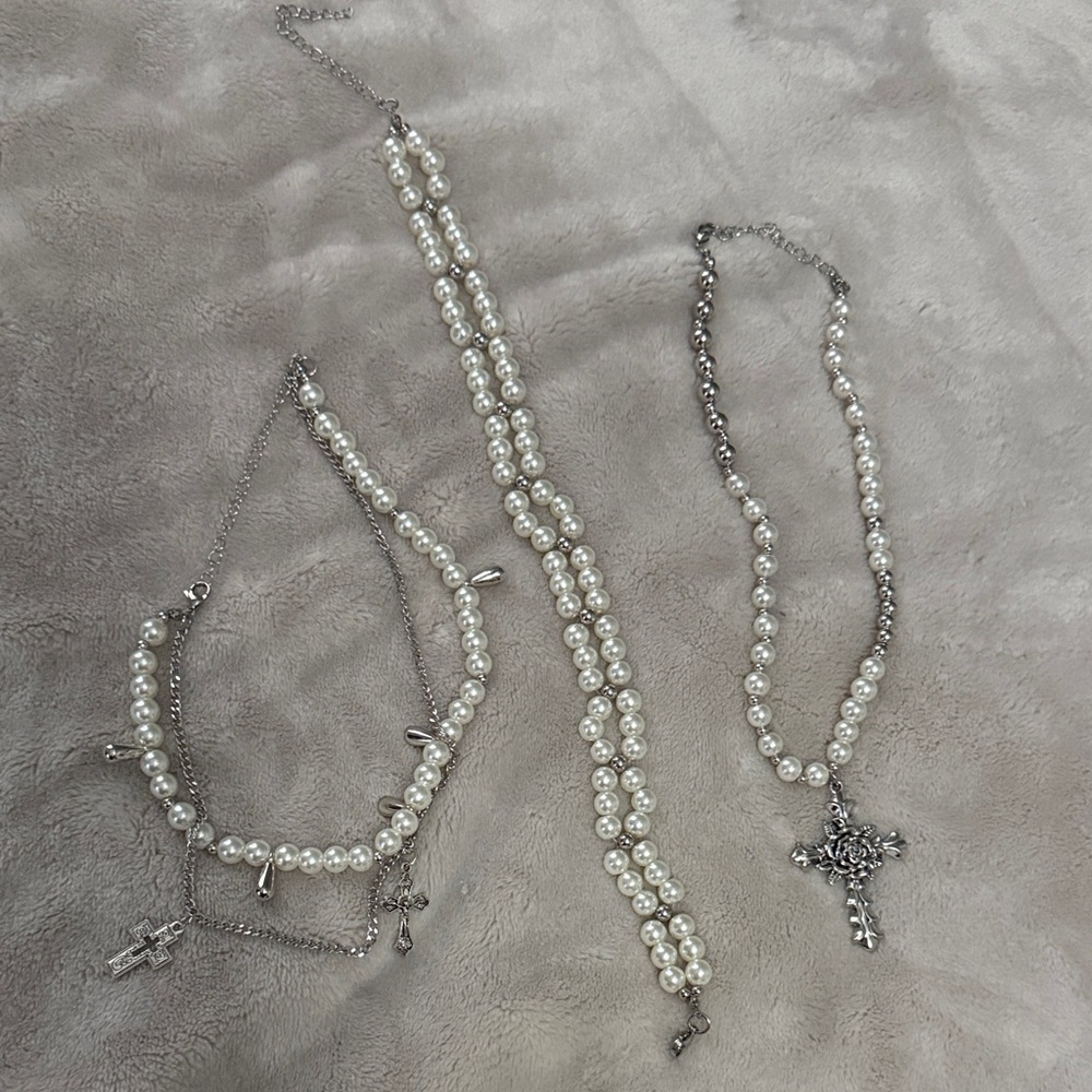 Elegant Silver and Pearl Necklace Set